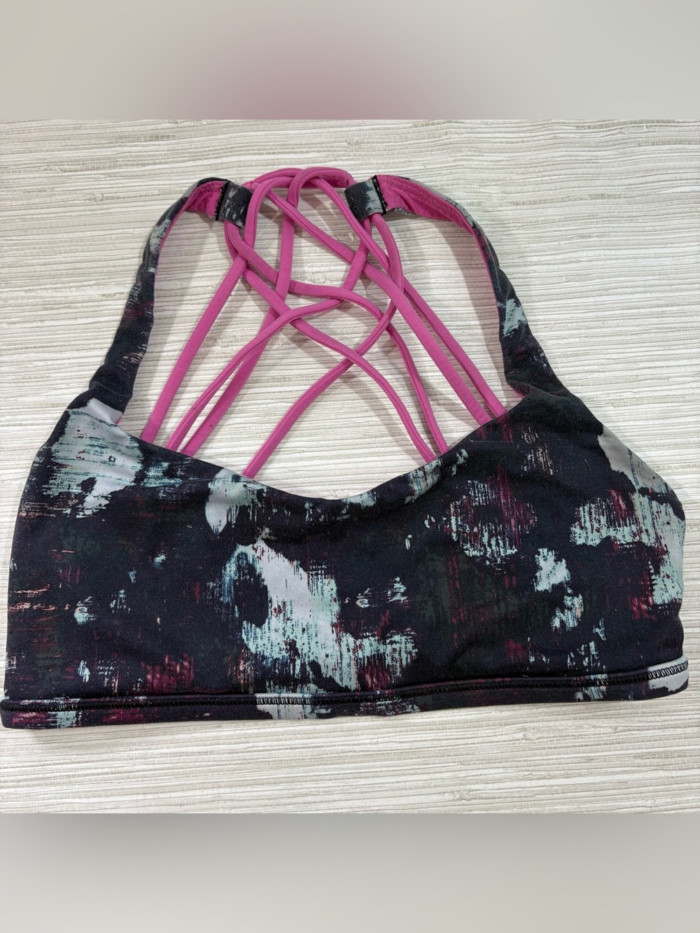 LULULEMON 6 ✨ strappy sports bra no padding black and pink good condition